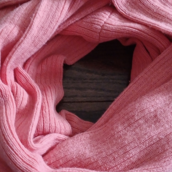 Pink ribbed infinity scarf - Picture 3 of 4